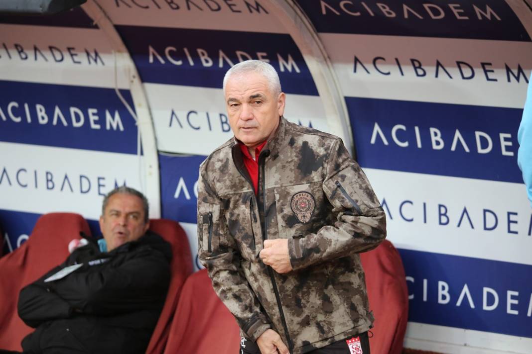 Rıza Çalımbay eşofmanı çıkarıp o üniformayı giydi! Bakın neden... 2